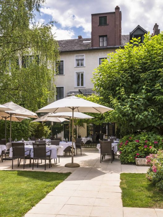 hotel-de-la-poste-najeti-hall-jardin