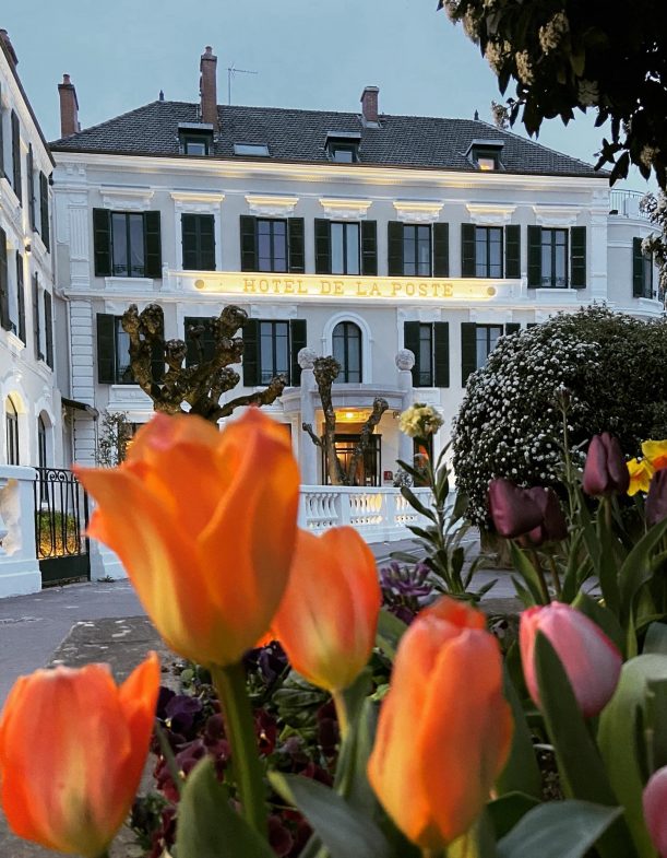 hotel-la-poste-beautiful-tulips-orange-burgundy-facade The pretty façade of the Hôtel de la Poste in Beaune, Burgundy, with orange tulips in the foreground, in the evening